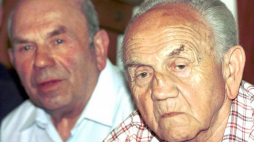 Uczestnicy akcji odbicia więźniów z więzienia NKWD w Rembertowie - Albin Wichrowski (L) ps. "Góral" i Henryk Gójski ps. "Kamień". 1995 r. Fot. PAP/A. Rybczyński