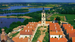 Klasztor zakonu kamedułów położony nad jeziorem Wigry. Fot. PAP/J. Morek
