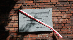 Odsłonięcie tablicy upamiętniającej osoby internowane i represjonowane w stanie wojennym na murach Zakładu Karnego nr 1 we Wrocławiu. Źródło: Instytut Pamięci Narodowej oddział we Wrocławiu