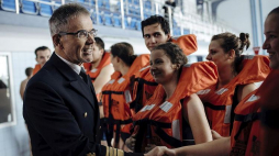 Rektor Akademii Morskiej w Gdyni prof. Janusz Zarębski (L) podczas spotkania z uczestnikami Rejsu Niepodległości Darem Młodzieży na basenie wydziału nawigacji Akademii Morskiej w Gdyni. 19.05.2018. Fot. PAP/J. Dzban