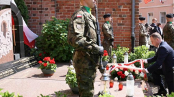 Prezydent RP Andrzej Duda (P) składa wieniec przy grobie śp. ks. Kazimierza Michalskiego, 27 bm. w ramach obchodów 58. rocznicy Wydarzeń Zielonogórskich. Fot. PAP/L. Muszyński
