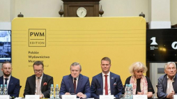 Od lewej: kompozytor dr hab. Dariusz Przybylski, dyrektor-redaktor naczelny Polskiego Wydawnictwa Muzycznego dr Daniel Cichy, wicepremier, minister kultury i dziedzictwa narodowego Piotr Gliński, dyrektor Biura Programu „Niepodległa” Jan Kowalski, przewodnicząca Rady Programowej projektu „100 na 100” Małgorzata Małaszko-Stasiewicz, kompozytor prof. Zygmunt Krauze, 19 bm. podczas konferencji prasowej zapowiadającej przedsięwzięcie „100 na 100. Muzyczne dekady wolności”. Fot. PAP/J. Kamiński