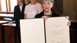 Serbska pisarka, tłumaczka literatury polskiej Biserka Rajcic (C) otrzymała tytuł Honorowego Obywatela Stołecznego Królewskiego Miasta Krakowa z rąk prezydenta miasta Jacka Majchrowskiego, 5 bm. Fot. PAP/J. Bednarczyk