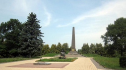 Pomnik w Małym Trościeńcu. Źródło: Wikimedia Commons