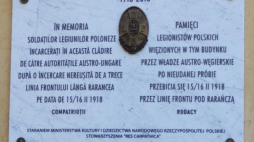 Kamienna tablica z emblematem II Brygady Legionów Polskich oraz tekstem w języku rumuńskim i polskim, upamiętniającym bitwę pod Rarańczą i legionistów polskich uwięzionych w Syhocie Marmaroskim. Źródło: Narodowy Instytut Polskiego Dziedzictwa Kulturowego za Granicą