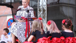 Pierwsza dama Agata Kornhauser-Duda czyta dzieciom "Przygody Koziołka Matołka" w ramach 16. Międzynarodowego Festiwalu Kultury Dziecięcej i 85. urodzin Koziołka Matołka, 3 bm. w Centrum Bajki w Pacanowie. Fot. PAP/S. Rozpędzik