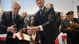 Wicepremier, minister kultury i dziedzictwa narodowego Piotr Gliński (2L) i minister-Prezydent Rządu Flandrii Geert Bourgeois (C) podczas uroczystości otwarcia ekspozycji. Fot. PAP/J. Turczyk