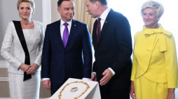 Prezydent RP Andrzej Duda (2L) z żoną Agatą Kornhauser-Dudą (L) oraz prezydent Republiki Łotweskiej Raimonds Vejonis (2P) z żoną Ivetą Vejone (P) podczas spotkania par prezydenckich w Zamku Ryskim na Łotwie. Fot. PAP/R. Pietruszka