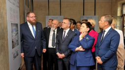 Wicepremier Beata Szydło (2P), wiceminister kultury Jarosław Sellin (3P) oraz dyrektor Państwowego Muzeum Auschwitz-Birkenau w Oświęcimiu Piotr Cywiński (L) zwiedzają wystawę w Bloku 11 nt. ruchu oporu w KL Auschwitz. Fot. PAP/M. Klag