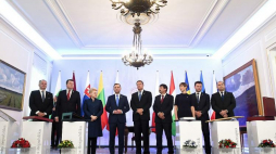 Uroczystość z okazji 100-lecia odzyskania przez Polskę niepodległości w Belwederze w Warszawie - od lewej: prezydent Słowacji Andrej Kiska, prezydent Łotwy Raimonds Vejonis, prezydent Litwy Dalia Grybauskaite, prezydent Polski Andrzej Duda, prezydent Rumunii Klaus Iohannis, prezydent Węgier Janos Ader, prezydent Estonii Kersti Kaljulaid, przewodniczący Izby Poselskiej Czech Radek Vondracek i prezydent Bułgarii Rumen Radew. Fot. PAP/J. Turczyk