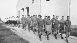 Polscy uchodźcy na Węgrzech - szkoła w Balatonboglar. 1940 r. Fot. PAP/Reprodukcja/W. Kryński