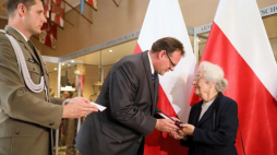 Szef Urzędu ds. Kombatantów i Osób Represjonowanych Jan Józef Kasprzyk przekazuje order Virtuti Militari siostrze mjr. Mariana Bernaciaka ps. Orlik Wandzie Piotrowskiej w Muzeum Wojska Polskiego w Warszawie.  PAP/L. Szymański