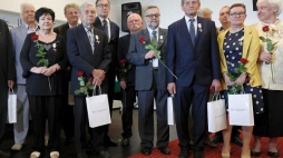 Prezes IPN Jarosław Szarek (centrum-L) z odznaczonymi Krzyżami Wolności i Solidarności. Białystok, 12.06.2018. Fot. PAP/A. Reszko