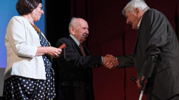 Odznaczony Medalem Sprawiedliwy wśród Narodów Świata Rudolf Kosiba (P) i ocalony Ira Goetz (C) oraz ambasador Izraela w Polsce Anna Azari (L) podczas wręczenia medali i dyplomów honorowych "Sprawiedliwy wśród Narodów Świata" w Bieczu. Fot. PAP/J. Bednarczyk
