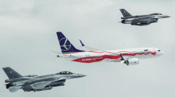 Drugi samolot PLL LOT pomalowany w biało-czerwone barwy - Boeing 737 MAX 8 eskortowany przez samoloty F-16 z 31. Bazy Lotnictwa Taktycznego w Krzesinach. Źródło: Biuro Prasowe PLL LOT