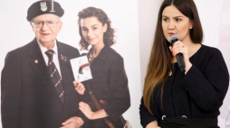 Przewodnicząca Komitetu Organizacyjnego kampanii "BohaterON – włącz historię!" Agnieszka Łesiuk-Krajewska podczas briefingu "Kto Ty jesteś? Polak mały! Już nie tylko tradycja, czyli co sądzą uczniowie o patriotyzmie i nauczaniu historii". Fot. PAP/R. Guz