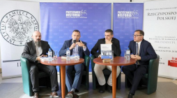 Dyrektor Muzeum II Wojny Światowej dr Karol Nawrocki (2L), naczelnik Oddziałowego Biura Badań Historycznych IPN w Gdańsku dr Daniel Wicenty (L), historyk Witold Bagieński (2P) z Archiwum IPN oraz prezes IPN dr Jarosław Szarek (P) podczas dyskusji o książce "Brudne wspólnoty. Przestępczość zorganizowana w PRL w latach siedemdziesiątych i osiemdziesiątych XX wieku". Fot. PAP/P. Supernak