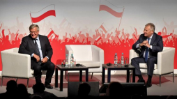 Byli prezydenci RP Bronisław Komorowski i Aleksander Kwaśniewski podczas debaty "Dziedzictwo wolnych wyborów 1989 roku w Polsce: jak wykorzystaliśmy naszą wolność?". Fot. PAP/M. Kulczyński