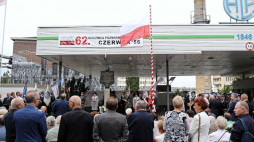 Uroczystości przy bramie głównej H. Cegielski-Poznań S.A. w 62. rocznicę Poznańskiego Czerwca 1956. Fot. PAP/M. Zakrzewski