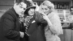 Eugeniusz Bodo jako inżynier Stefan Żarnowski (z lewej), Jadwiga Smosarska jako Lucyna Bortnowska vel Julian Kwiatkowski (w środku) i Elżbieta Antoszówna w jednej ze scen filmu "Czy Lucyna to dziewczyna". Fot. NAC