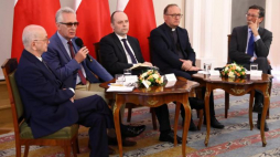 Historycy Włodzimierz Suleja, Andrzej Chwalba, Paweł Skibiński, ks. Józef Wołczański, senator Jan Żaryn podczas debaty "Wkład Kościoła w odbudowę Niepodległej". Fot. PAP/R. Guz