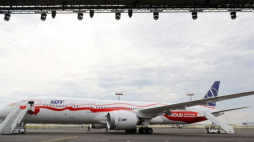 Samolot Boeing 787-9 pomalowany w biało-czerwone barwy został zaprezentowany na Lotnisku Chopina w Warszawie. Fot. PAP/J. Kamiński 