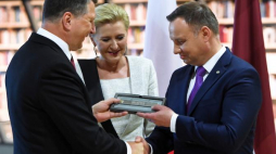 Prezydent RP Andrzej Duda (P) z żoną Agatą Kornhauser-Dudą (C) oraz prezydent Republiki Łotweskiej Raimonds Vejonis (L) podczas przekazania przez prezydenta RP okolicznościowego upominku dla łotewskiej Biblioteki Narodowej, z okazji obchodzonej w tym roku setnej rocznicy niepodległości kraju, 27 bm. w Rydze. Fot. PAP/R. Pietruszka