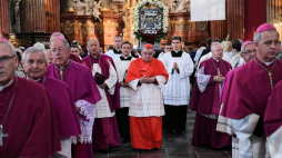 Prymas Czech, kard. Dominik Duka (C) podczas przygotowań w Farze, przed wymarszem procesji z obrazem Matki Bożej w Cudy Wielmożnej do archikatedry św. Piotra i Pawła w Poznaniu w ramach obchodów 1050-lecia biskupstwa w Poznaniu. Poznań, 23.06.2018. Fot. PAP/J. Kaczmarczyk