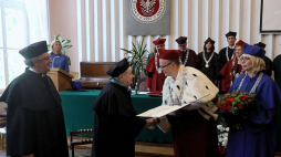 Prof. Ewa Wipszycka-Bravo (2L) i prof. dr hab. Robert Ciborowski (3L) podczas uroczystości nadania tytułu doktora honoris causa Uniwersytetu w Białymstoku prof. Wipszyckiej-Bravo. Fot. PAP/A. Reszko