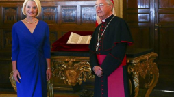 Ambasador USA przy Stolicy Apostolskiej Callista L. Gingrich i abp Jean Louis Brugues podczas ceremonii przekazania kopii listu Krzysztofa Kolumba w Bibliotece Watykańskiej. Fot. PAP/EPA