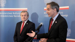 wicepremier, min. kultury Piotr Gliński i ambasador USA Paul Wayne Jones podczas uroczystości wręczenia odznaczeń za zasługi w odzyskiwaniu dzieł sztuki. Fot. PAP/L. Szymański