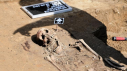 Prace archeologiczne na cmentarzu komunalnym w Hruszowicach. Fot. PAP/D. Delmanowicz