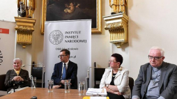 Prezes IPN dr Jarosław Szarek (2L), doktor nauk medycznych oraz specjalista w dziedzinie psychiatrii Wanda Półtawska (L), autorka szkolnych podręczników Teresa Król (2P) oraz dominikanin, profesor nauk teologicznych Jacek Salij (P) podczas ogólnopolskiej konferencji naukowej "Człowiek – rodzina – komunizm". Fot. PAP/J. Bednarczyk