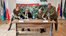 Dyrektor oddziału IPN Wrocław dr Andrzej Dragoń (2L) i rektor AWL gen. bryg. Dariusz Skorupka (2P) podczas podpisania umowy o współpracy pomiędzy Akademią Wojsk Lądowych i Instytutem Pamięci Narodowej. Fot. PAP/M. Kulczyński