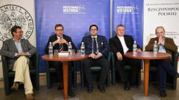 Senator prof. Jan Żaryn (L), prezes IPN dr Jarosław Szarek (2L) prowadzący dr Rafał Łatka (C) z IPN, ks. prał. Józef Niżnik (2P) oraz dr hab. Paweł Skibiński (P) z UW podczas dyskusji poświęconej sprowadzeniu relikwii św. Andrzeja Boboli do Ojczyzny w 80. rocznicę uroczystości. Fot. PAP/R. Pietruszka