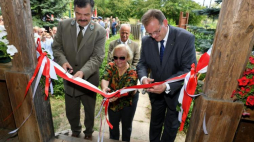 Szef Urzędu do Spraw Kombatantów i Osób Represjonowanych Jan Józef Kasprzyk (P), córka Antoniego Hedy, Teresa Heda-Snopkiewicz (C) i dyrektor Regionalnej Dyrekcji Lasów Państwowych w Radomiu Andrzej Matysiak (L) podczas otwarcia Izby Pamięci im. gen. Antoniego Hedy "Szarego". Fot. PAP/P. Polak