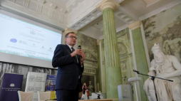 Prezes IPN Jarosław Szarek podczas III Ogólnopolskiej Konferencji Archiwistów i Historyków "Educare necesse est...". Fot. PAP/M. Obara