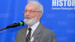 Jeden z odznaczonych - opozycjonista i działacz związkowy Seweryn Jaworski podczas uroczystości wręczenia Krzyży Wolności i Solidarności, 13 bm. w warszawskim Centrum Edukacyjnym IPN. Fot. PAP/S. Leszczyński