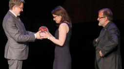 Julia Fiedorczuk odbiera nagrodę z rąk Michała Rusinka. Fot. PAP/S. Rozpędzik