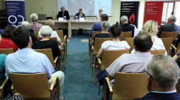 Dyrektor Archiwum Państwowego w Białymstoku dr Marek Kietliński (C) i prof. dr hab. Eugeniusz Mironowicz (centrum-L) z Instytutu Historii i Nauk Politycznych, Uniwersytetu w Białymstoku podczas debaty "Repatriacje - historia i współczesność". Fot. A. Reszko