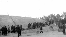 Budowa Kopca imienia marszałka Józefa Piłsudskiego na Sowińcu w Krakowie - grupy ludzi podczas pracy. Źródło: NAC