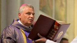 Arcybiskup Konrad Krajewski, podczas pożegnalnej mszy świętej abp. Zygmunta Zimowskiego, w katedrze pw. Opieki Najświętszej Maryi Panny w Radomiu. Radom, 18.07.2016. Fot. PAP/P. Polak