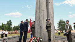 Prezydent RP Andrzej Duda (C-L) oraz prezydent Republiki Łotweskiej Raimonds Vejonis (C-P) podczas ceremonii upamiętnienia żołnierzy Wojska Polskiego poległych na Łotwie w latach 1919-1920. Fot. PAP/R. Pietruszka