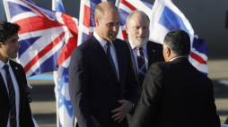 Książę William (C) po przybyciu na lotnisko Ben Gurion, niedaleko Tel Awiwu w Izraelu, 25 czerwca 2018 r. Fot. PAP/EPA