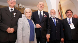 Odznaczeni Krzyżami Wolności i Solidarności podczas Walnego Zebrania Delegatów Regionu Wielkopolska Południowa NSZZ „Solidarność” w Kaliszu - od lewej: Edward Grzeliński, Mirosława Mencel, Jan Mosiński, Ryszard Pluciński. Fot. PAP/T. Wojtasik