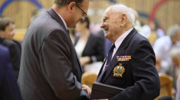 Szef Urzędu ds. Kombatantów i Osób Represjonowanych Jan Józef Kasprzyk (L) i weteran Antoni Łapiński podczas uroczystości w LXII Liceum Mistrzostwa Sportowego im. gen. Władysława Andersa w Warszawie z okazji 75. rocznicy utworzenia 2. Korpusu Polskiego. Fot. PAP/L. Szymański