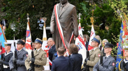 Pomnik Lecha Kaczyńskiego w Alei Wojska Polskiego w Szczecinie podczas uroczystego odsłonięcia. Fot. PAP/M. Bielecki