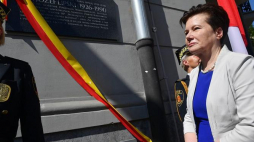 Prezydent Warszawy Hanna Gronkiewicz-Waltz (P) podczas odsłonięcia tablicy upamiętniającej Jana Józefa Lipskiego. Fot. PAP/J. Turczyk