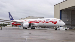 Biało-czerwony Dreamliner przed hangarem w Everett. Źródło: Biuro Prasowe PLL LOT