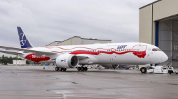 Biało-czerwony Dreamliner przed hangarem w Everett. Źródło: Biuro Prasowe PLL LOT